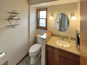 Main level 1/2 bath